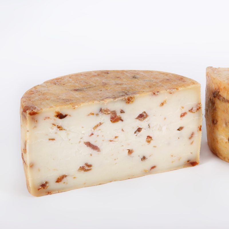 Queso de cabra curado con mojama de atún de almadraba